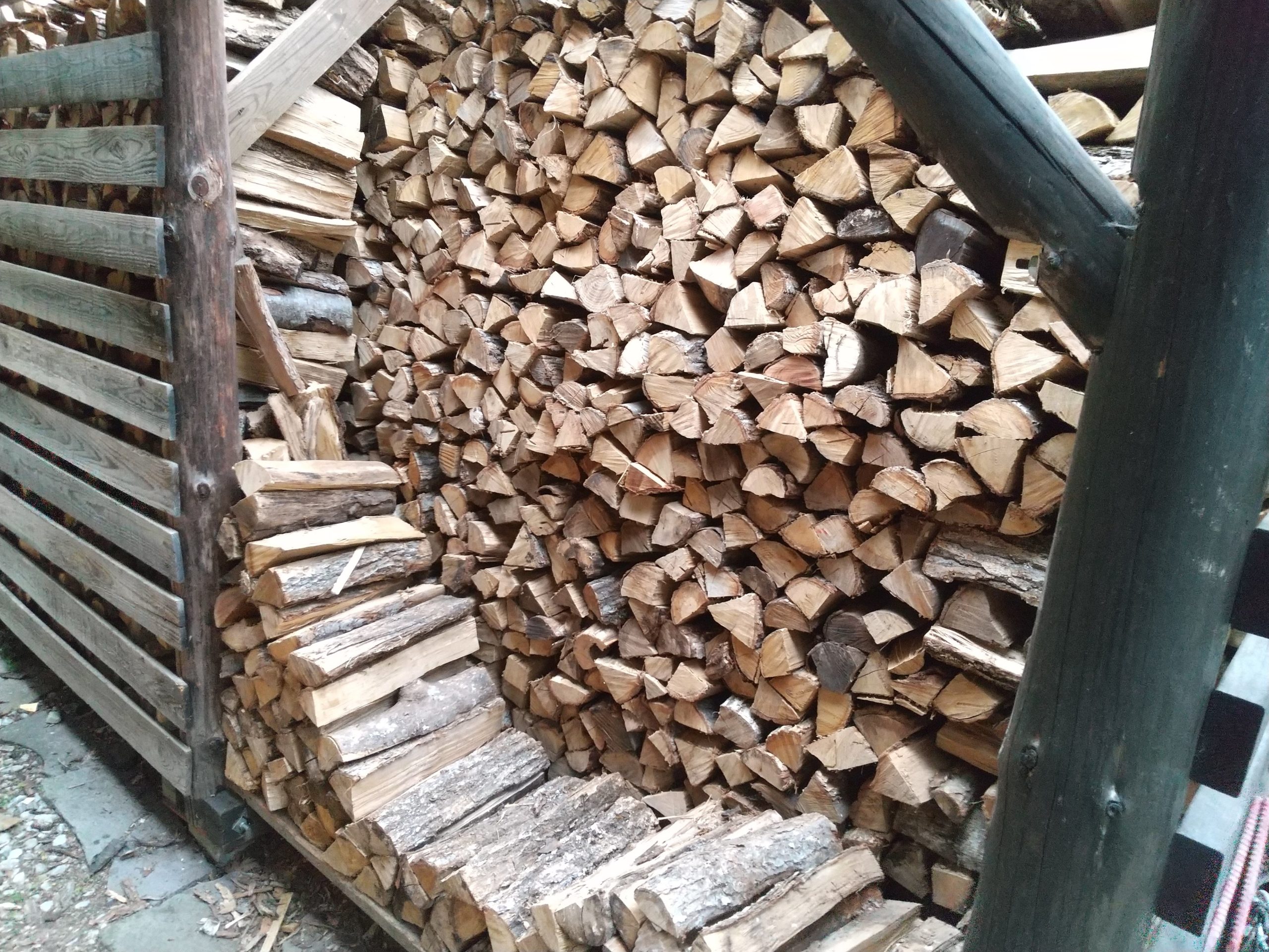 薪小屋の薪