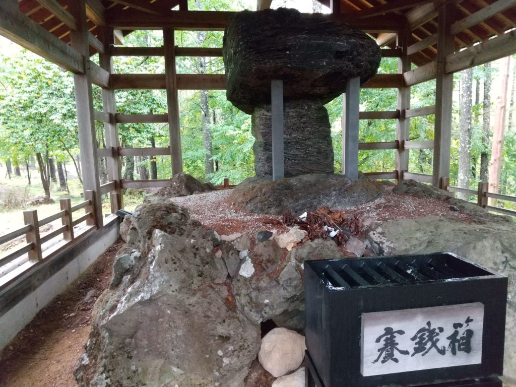 大瀧神社ご神体の黒曜石