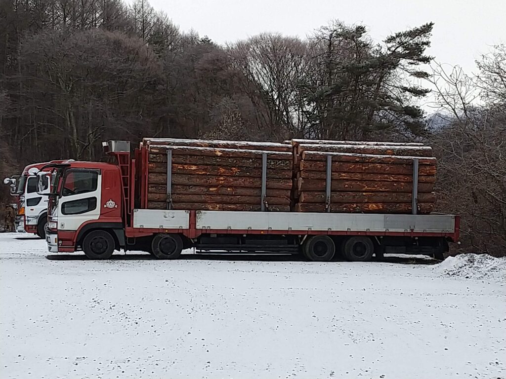 木材運搬車
