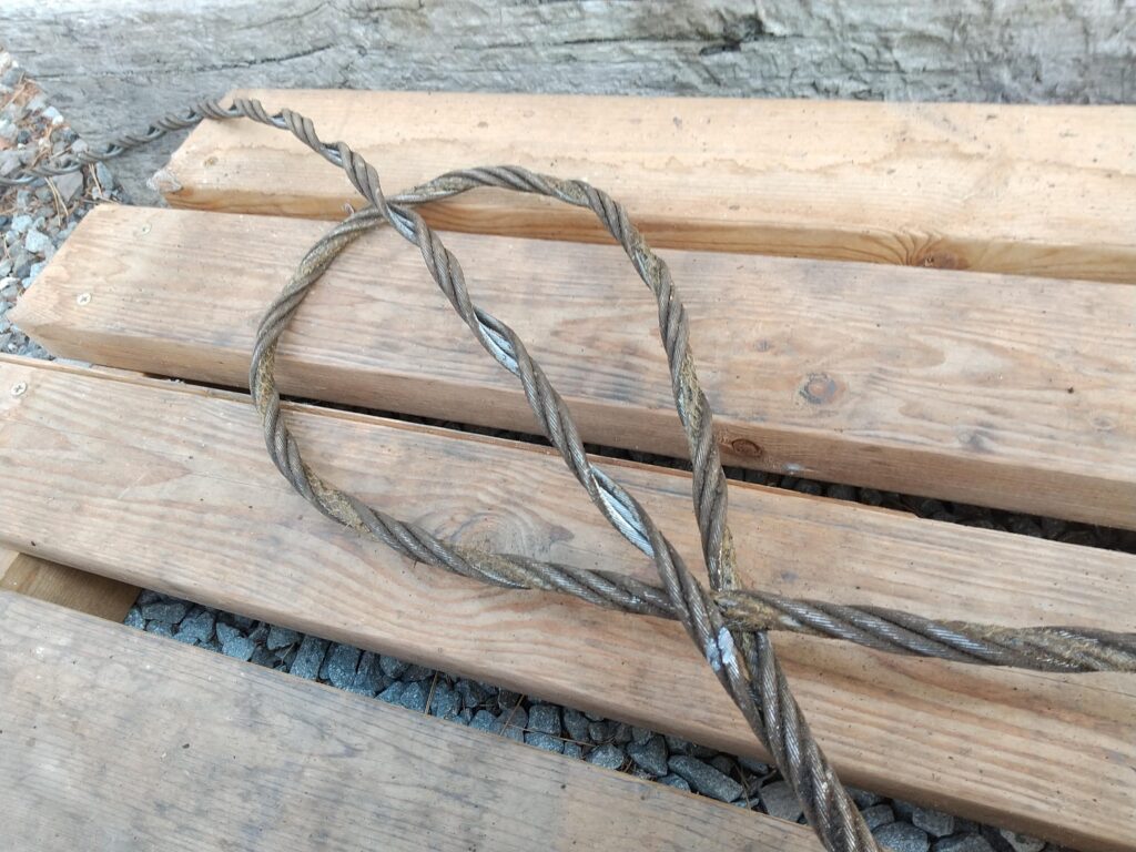 芯のロープがあるほうを曲げる