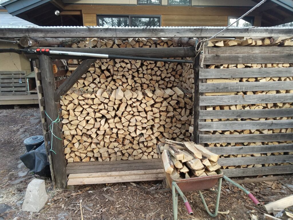 薪小屋のアカシア薪