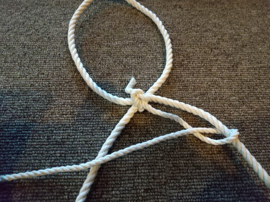 細いロープを編みこむ