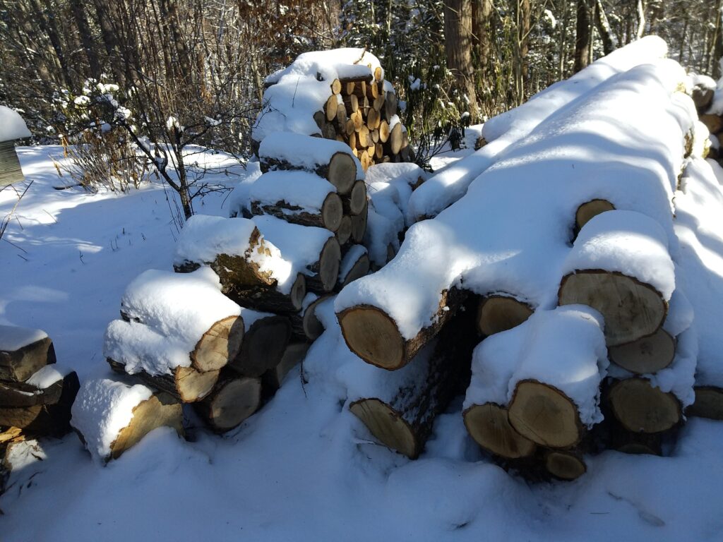 薪に積もった雪