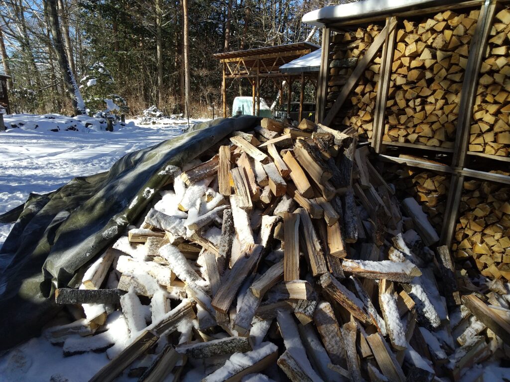 雪が積もった薪