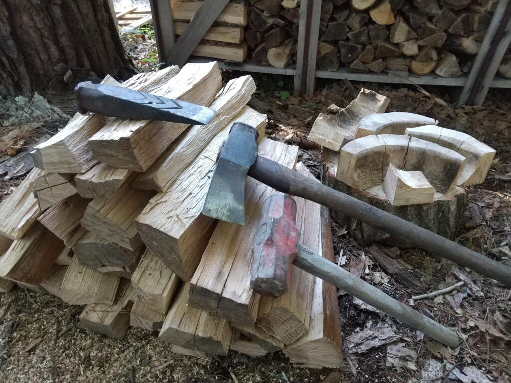 割った臼の薪