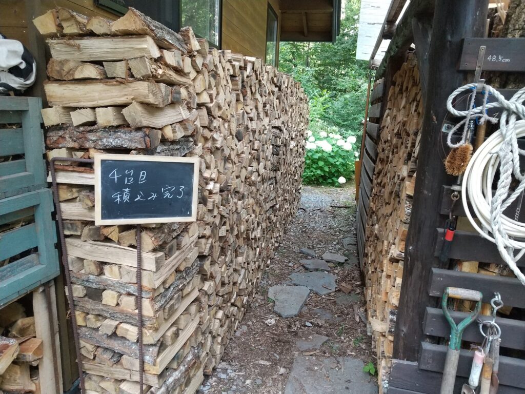 壁際の薪