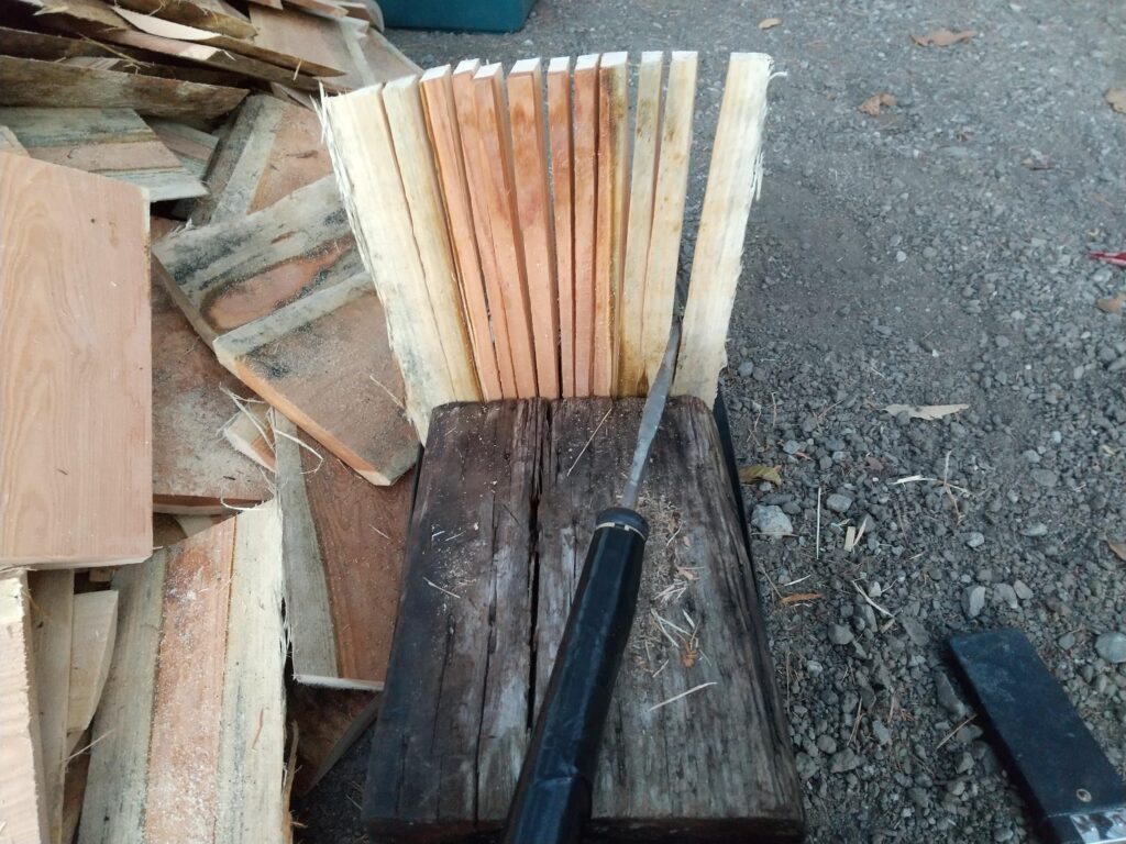 両刃のナタと薪割り台